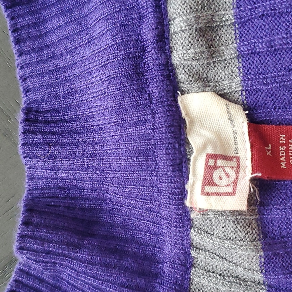 L.E.I Sweater V-Neck - Picture 4 of 6
